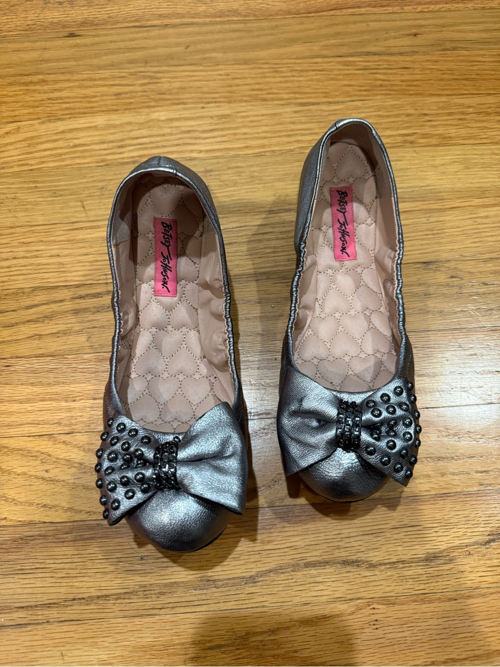 Betsey Johnson Women’s Metallic Silver Bow Stud Ballet Flats Size 6.5 Women